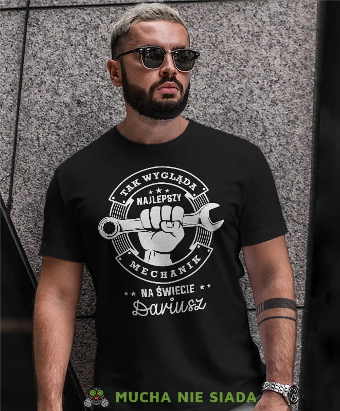 tak wygląda najlepszy mechanik na świecie, czarna męska koszulka z nadrukiem na co dzień, na prezent, fajna koszulka, dla chłopaka, dla męża, mucha nie siada.jpg