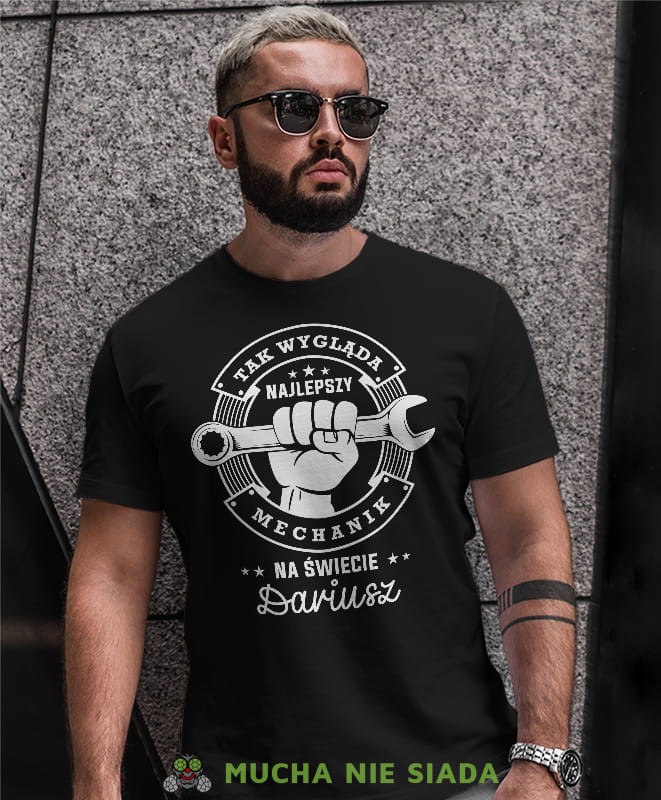 tak wygląda najlepszy mechanik na świecie, czarna męska koszulka z nadrukiem na co dzień, na prezent, fajna koszulka, dla chłopaka, dla męża, mucha nie siada.jpg