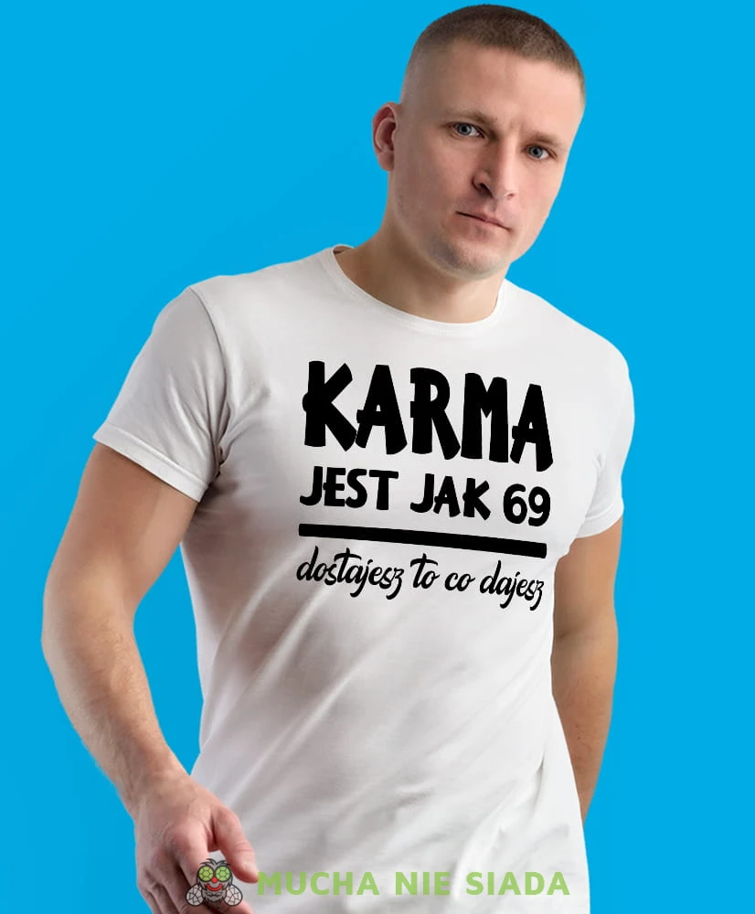 karma jest jak 69 dostajesz to co dajesz, biała męska koszulka z nadrukiem na co dzień, na prezent, fajna koszulka.jpg