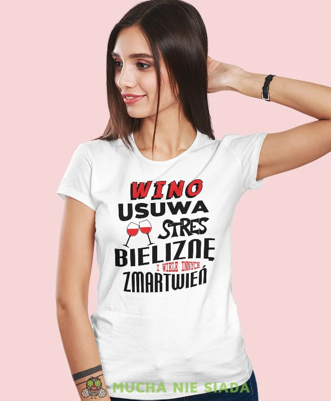 wino usuwa stres bieliznę i wiele innych zmartwień, biała damska koszulka z nadrukiem, fajna koszulka, dla dziewczyny, dla żony, prezent, mucha nie siada.jpg