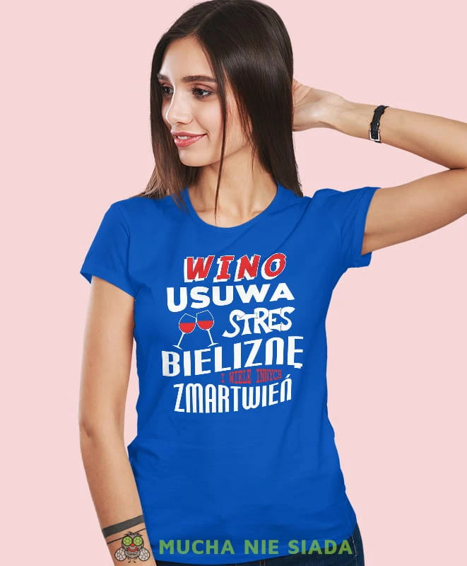 wino usuwa stres bieliznę i wiele innych zmartwień, niebieska damska koszulka z nadrukiem, fajna koszulka, dla dziewczyny, dla żony, prezent, mucha nie siada.jpg
