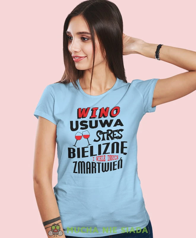 wino usuwa stres bieliznę i wiele innych zmartwień, jasnoniebieska damska koszulka z nadrukiem, fajna koszulka, dla dziewczyny, dla żony, prezent, mucha nie siada.jpg