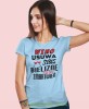 wino usuwa stres bieliznę i wiele innych zmartwień, jasnoniebieska damska koszulka z nadrukiem, fajna koszulka, dla dziewczyny, dla żony, prezent, mucha nie siada.jpg