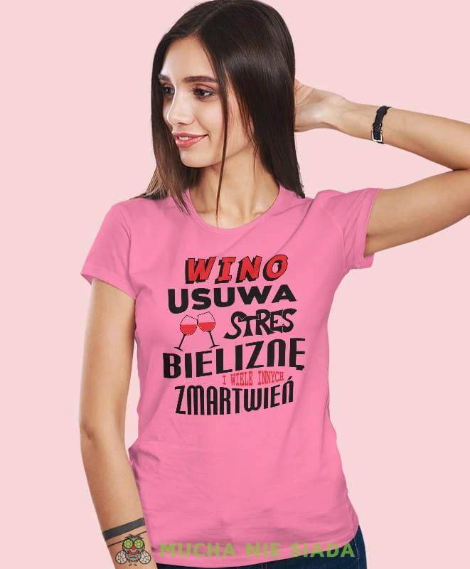 wino usuwa stres bieliznę i wiele innych zmartwień, różowa damska koszulka z nadrukiem, fajna koszulka, dla dziewczyny, dla żony, prezent, mucha nie siada.jpg