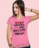 wino usuwa stres bieliznę i wiele innych zmartwień, różowa damska koszulka z nadrukiem, fajna koszulka, dla dziewczyny, dla żony, prezent, mucha nie siada.jpg