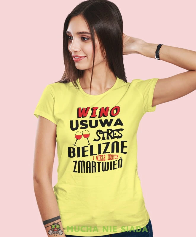 wino usuwa stres bieliznę i wiele innych zmartwień, żółta damska koszulka z nadrukiem, fajna koszulka, dla dziewczyny, dla żony, prezent, mucha nie siada.jpg