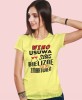 wino usuwa stres bieliznę i wiele innych zmartwień, żółta damska koszulka z nadrukiem, fajna koszulka, dla dziewczyny, dla żony, prezent, mucha nie siada.jpg