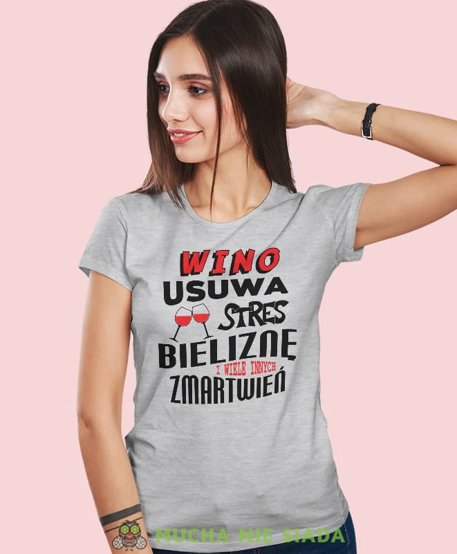 wino usuwa stres bieliznę i wiele innych zmartwień, szara damska koszulka z nadrukiem, fajna koszulka, dla dziewczyny, dla żony, prezent, mucha nie siada.jpg