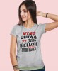 wino usuwa stres bieliznę i wiele innych zmartwień, szara damska koszulka z nadrukiem, fajna koszulka, dla dziewczyny, dla żony, prezent, mucha nie siada.jpg