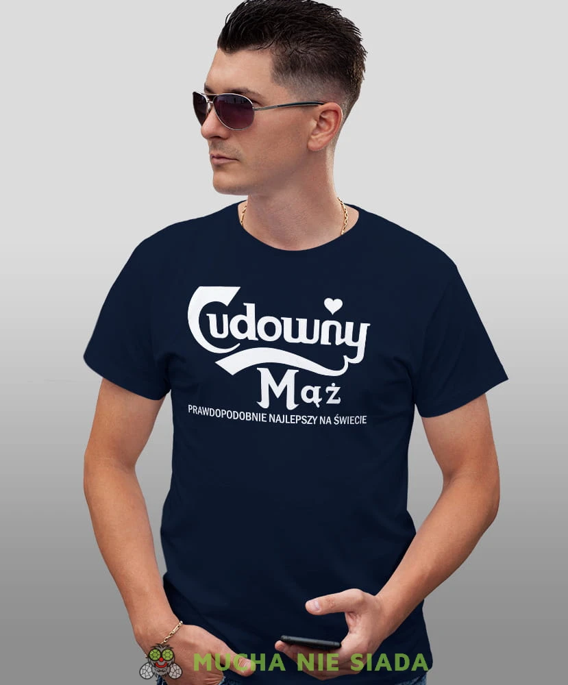 Cudowny mąż, granatowa męska koszulka z nadrukiem dla męża, na co dzień, na prezent, fajna koszulka, mucha nie siada.jpg