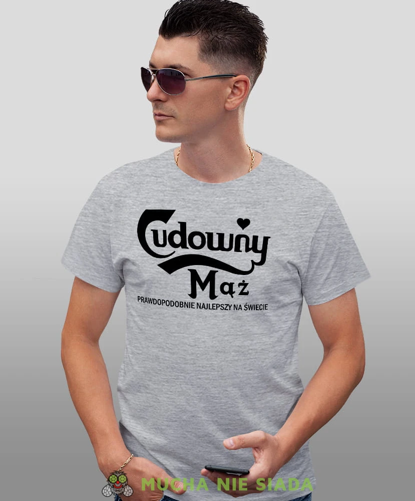 Cudowny mąż, szara męska koszulka z nadrukiem dla męża, na co dzień, na prezent, fajna koszulka, mucha nie siada.jpg