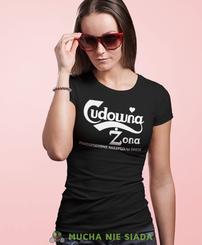Cudowna żona, czarna damska koszulka z nadrukiem, fajna koszulka, dla żony, prezent, mucha nie siada, mns.jpg
