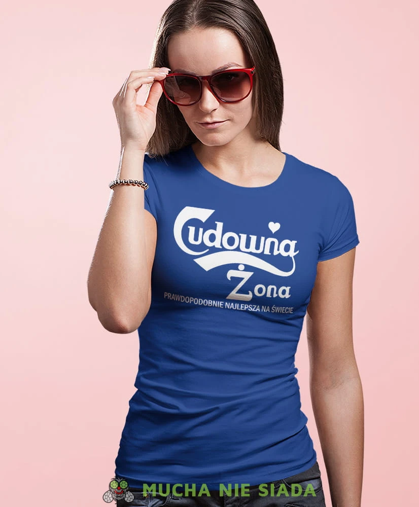Cudowna żona, niebieska damska koszulka z nadrukiem, fajna koszulka, dla żony, prezent, mucha nie siada, mns.jpg