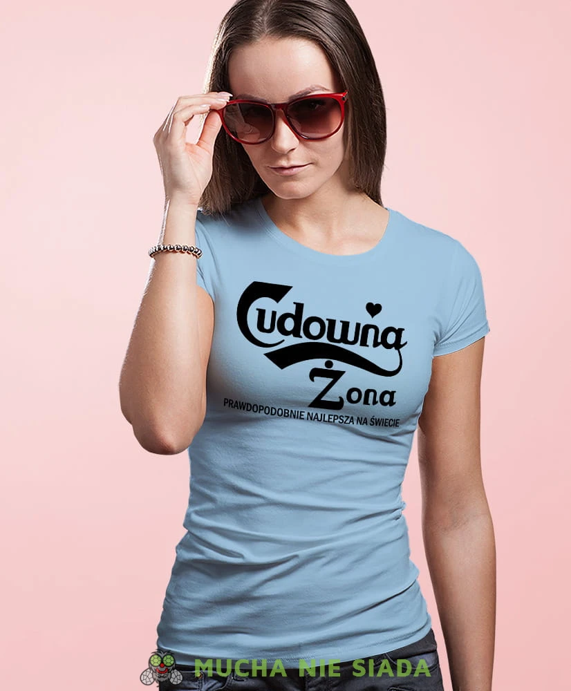 Cudowna żona, jasnoniebieska damska koszulka z nadrukiem, fajna koszulka, dla żony, prezent, mucha nie siada, mns.jpg