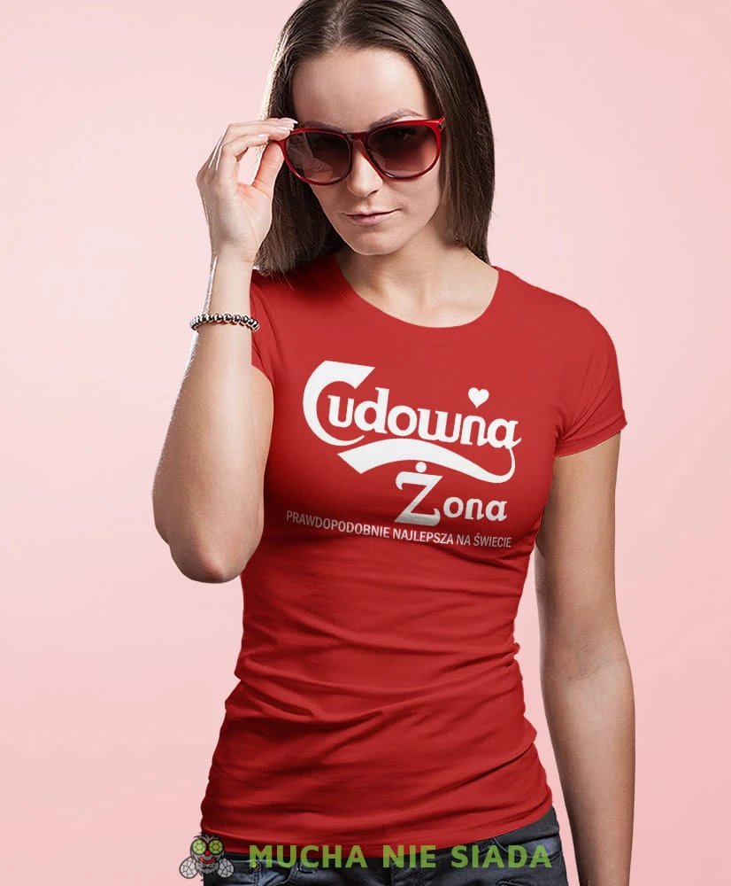 Cudowna żona, czerwona damska koszulka z nadrukiem, fajna koszulka, dla żony, prezent, mucha nie siada, mns.jpg