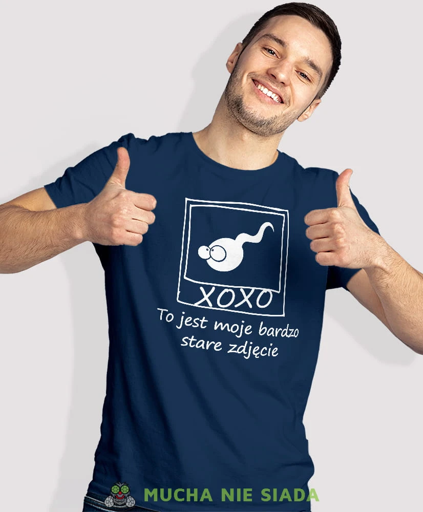 to jest moje bardzo stare zdjęcie, granatowa męska koszulka z nadrukiem na co dzień, na prezent, fajna koszulka, dla chłopaka, dla męża, mucha nie siada opis.jpg