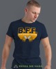 beer friends forever, granatowa męska koszulka z nadrukiem na co dzień, na prezent, fajna koszulka, dla chłopaka, dla męża, mucha nie siada opis.jpg