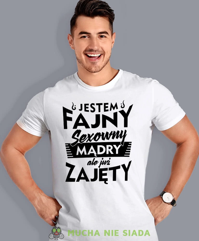 jestem fajny sexowny mądry ale już zajęty, biała męska koszulka z nadrukiem na co dzień, na prezent, fajna koszulka, dla chłopaka, dla męża, mucha nie siada opis.jpg
