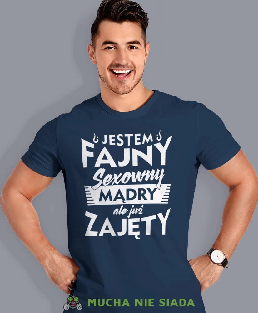 jestem fajny sexowny mądry ale już zajęty, granatowa męska koszulka z nadrukiem na co dzień, na prezent, fajna koszulka, dla chłopaka, dla męża, mucha nie siada opis.jpg