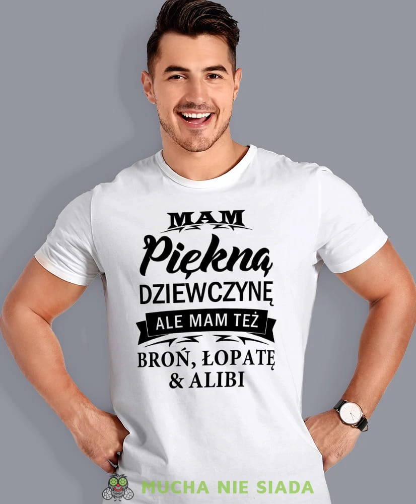 mam piękną dziewczynę ale mam też broń łopatę i alibi, biała męska koszulka dla chłopaka, koszulka z nadrukiem, na prezent, na urodziny, mucha nie siada.jpg