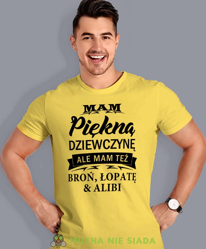 mam piękną dziewczynę ale mam też broń łopatę i alibi, żółta męska koszulka dla chłopaka, koszulka z nadrukiem, na prezent, na urodziny, mucha nie siada.jpg