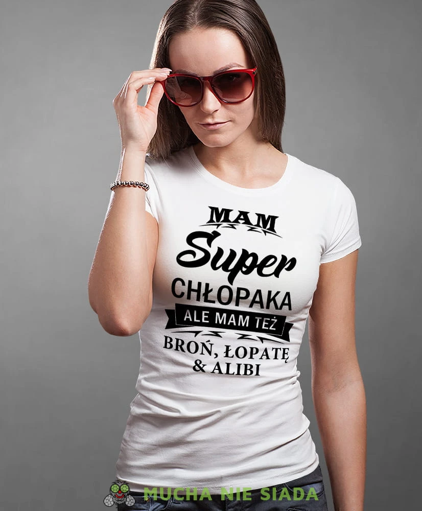 mam super chłopaka ale mam też broń łopatę i alibi, biała koszulka damska z nadrukiem, dla dziewczyny, na prezent, na urodziny, mucha nie siada, mns.jpg