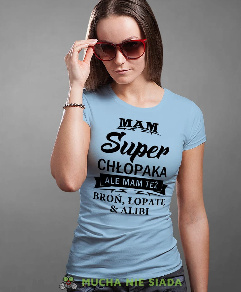 mam super chłopaka ale mam też broń łopatę i alibi, jasnoniebieska koszulka damska z nadrukiem, dla dziewczyny, na prezent, na urodziny, mucha nie siada, mns.jpg