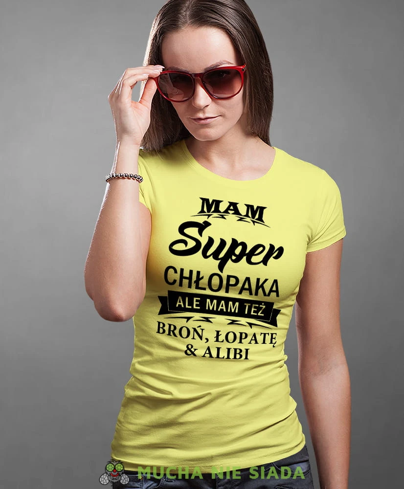 mam super chłopaka ale mam też broń łopatę i alibi, żółta koszulka damska z nadrukiem, dla dziewczyny, na prezent, na urodziny, mucha nie siada, mns.jpg