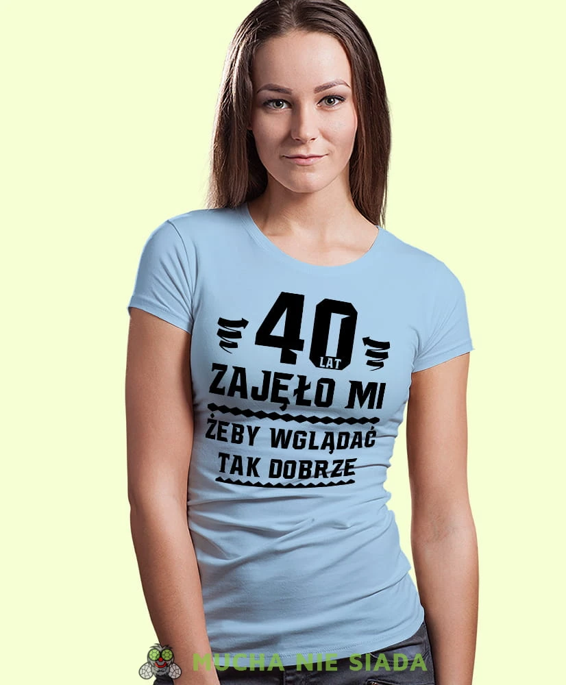 20, 30, 40, 50, 60, 70, 80 zajęło mi żeby wyglądać tak dobrze, jasnoniebieska damska koszulka urodzinowa z nadrukiem, na urodziny, na prezent, dla niej, mucha nie siada, mns.jpg