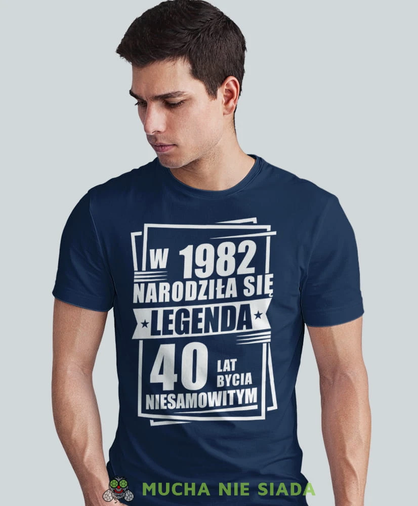 Narodziła się legenda 20 30 40 50 60 70 80 lat bycia niesamowitym, granatowa męska koszulka urodzinowa, na urodziny, na prezent, fajna koszulka, dla chłopaka, dla męża, mucha nie siada, mns.jpg