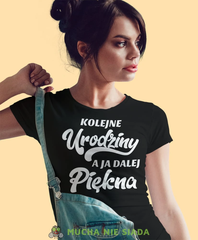 Kolejne urodziny a ja dalej piękna, czarna damska koszulka urodzinowa z nadrukiem, na urodziny, na prezent, dla niej, mucha nie siada, mns.jpg