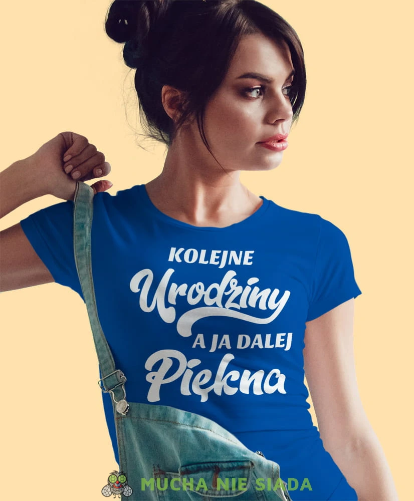 Kolejne urodziny a ja dalej piękna, niebieska damska koszulka urodzinowa z nadrukiem, na urodziny, na prezent, dla niej, mucha nie siada, mns.jpg