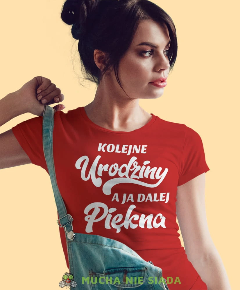 Kolejne urodziny a ja dalej piękna, czerwona damska koszulka urodzinowa z nadrukiem, na urodziny, na prezent, dla niej, mucha nie siada, mns.jpg