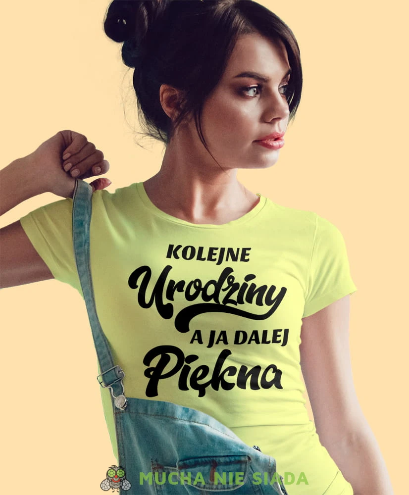 Kolejne urodziny a ja dalej piękna, żółta damska koszulka urodzinowa z nadrukiem, na urodziny, na prezent, dla niej, mucha nie siada, mns.jpg