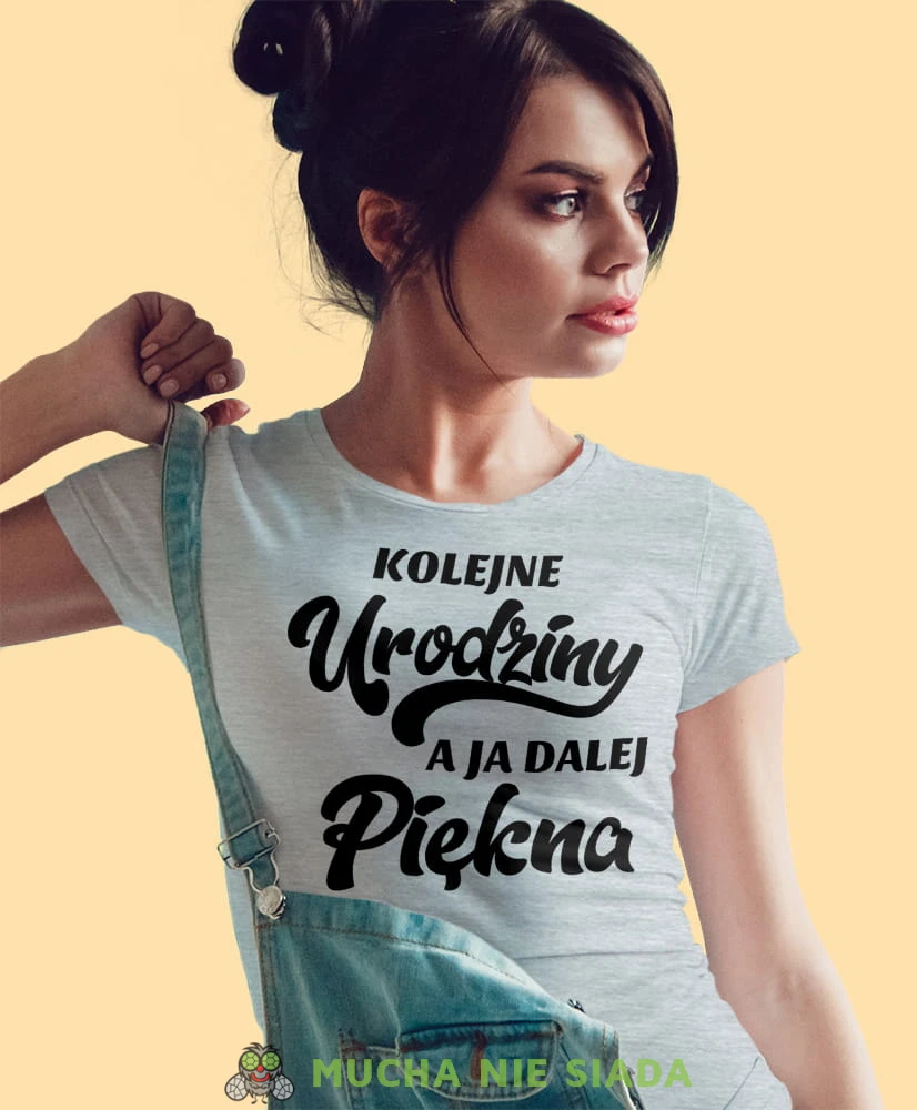 Kolejne urodziny a ja dalej piękna, szara damska koszulka urodzinowa z nadrukiem, na urodziny, na prezent, dla niej, mucha nie siada, mns.jpg
