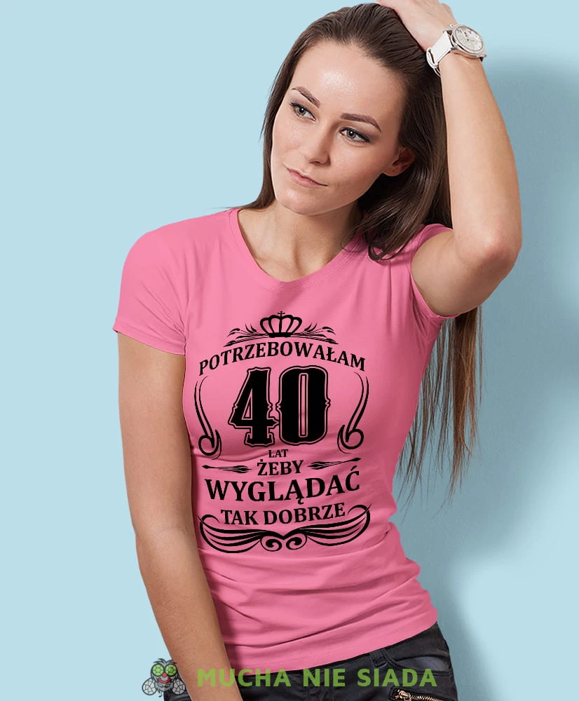 Potrzebowałam 20 30 40 50 60 70 80 lat żeby wyglądać tak dobrze, różowa damska koszulka urodzinowa z nadrukiem, na urodziny, na prezent, dla niej, mucha nie siada, mns.jpg