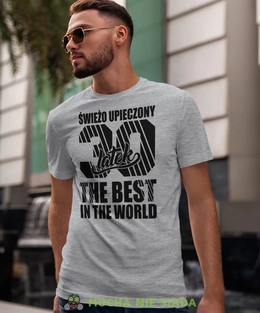 Świerzo upieczony18 20 30 40 50 60 70 80 latek The best in the world, szara męska koszulka urodzinowa, na urodziny, na prezent, fajna koszulka, dla chłopaka, dla męża, mucha nie siada, mns.jpg