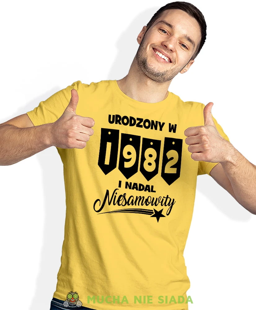Urodzony w... i nadal niesamowity, żółta męska koszulka urodzinowa, na urodziny, na prezent, fajna koszulka, dla chłopaka, dla męża, mucha nie siada, mns.jpg
