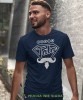 Super tata, wąsy, krawat, granatowa koszulka, dzień taty, koszulka dla ojca, koszulka na dzień ojca, t-shirt dla taty, prezent dla taty, koszulka męska, mucha nie siada, mns.jpg