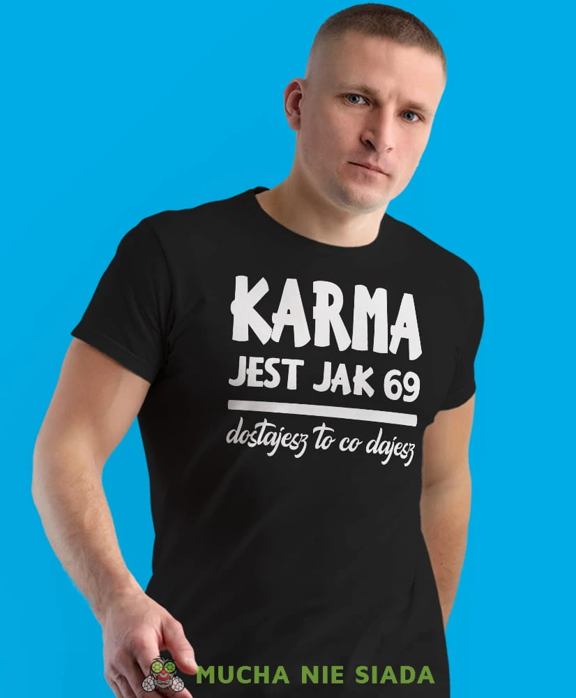 karma jest jak 69 dostajesz to co dajesz, czarna męska koszulka z nadrukiem na co dzień, na prezent, fajna koszulka.jpg